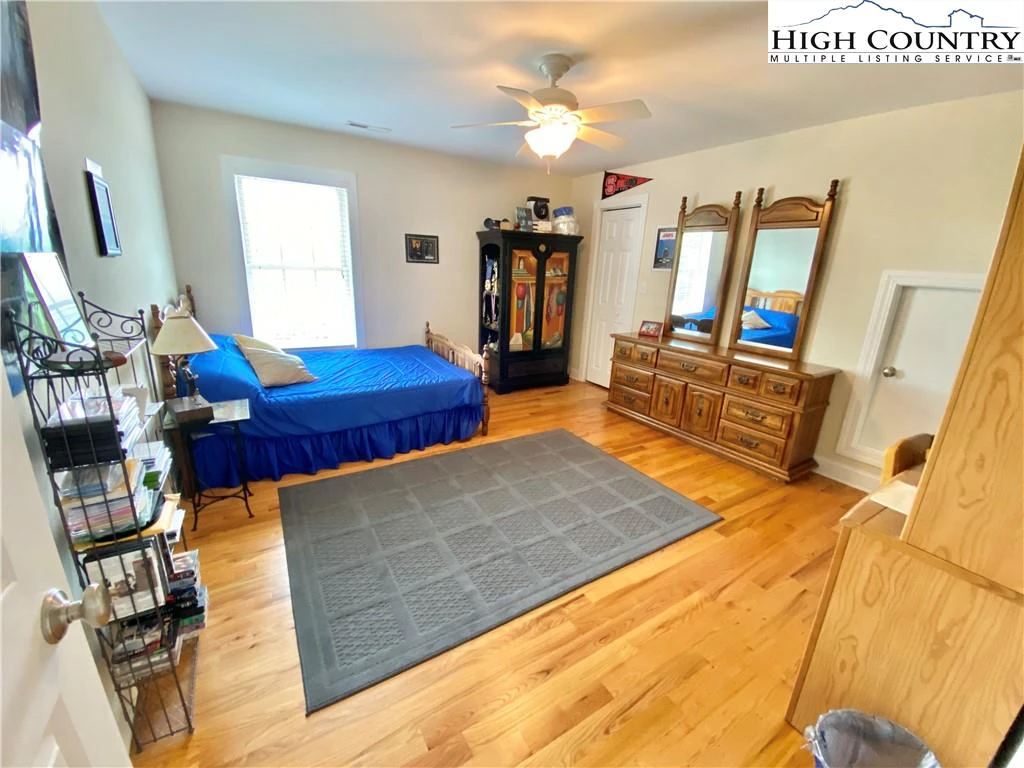 Image number 18 for the current listing