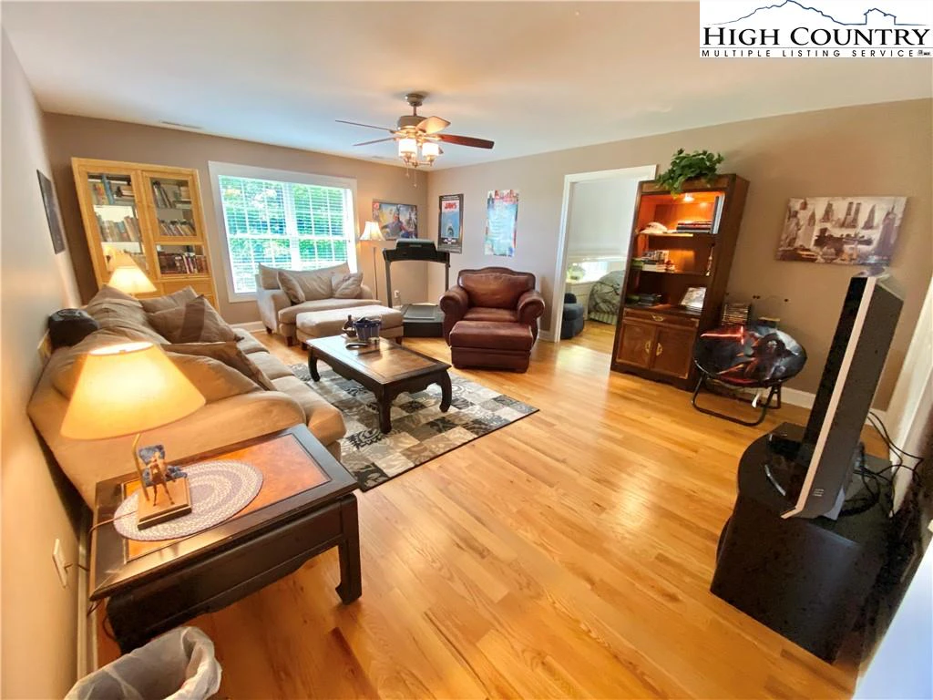 Image number 19 for the current listing