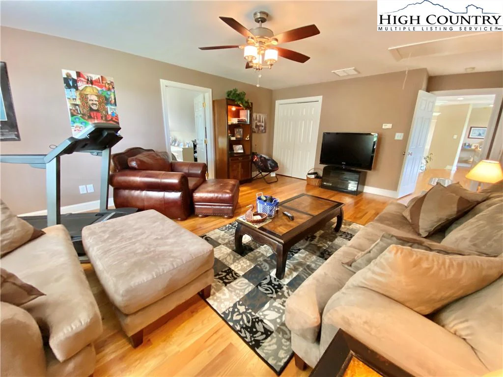 Image number 20 for the current listing