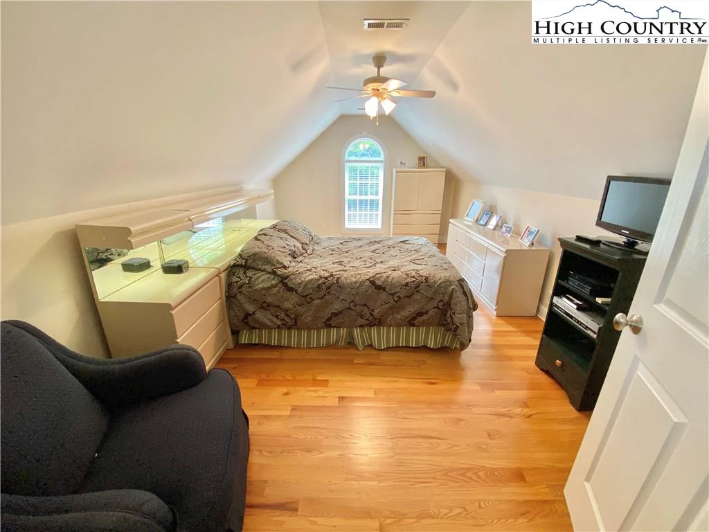 Image number 21 for the current listing