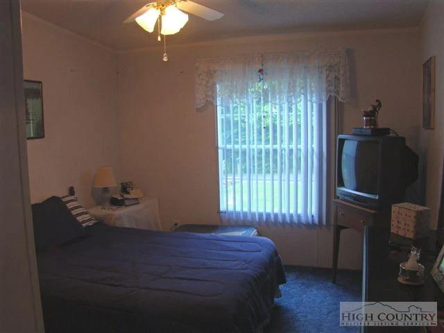Image number 4 for the current listing