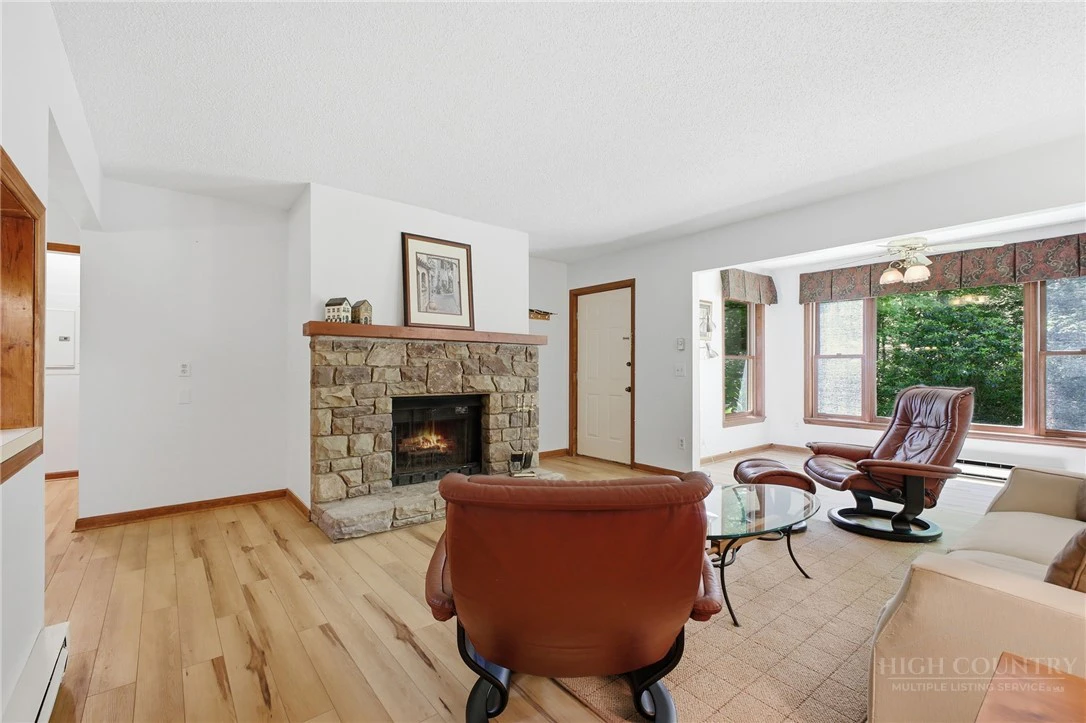 Image number 10 for the current listing