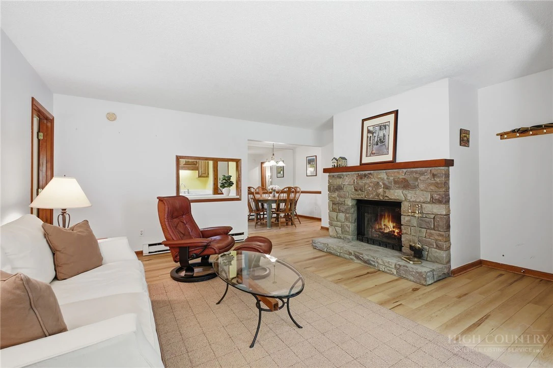 Image number 11 for the current listing