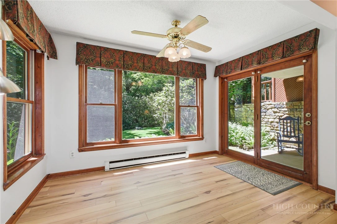 Image number 14 for the current listing