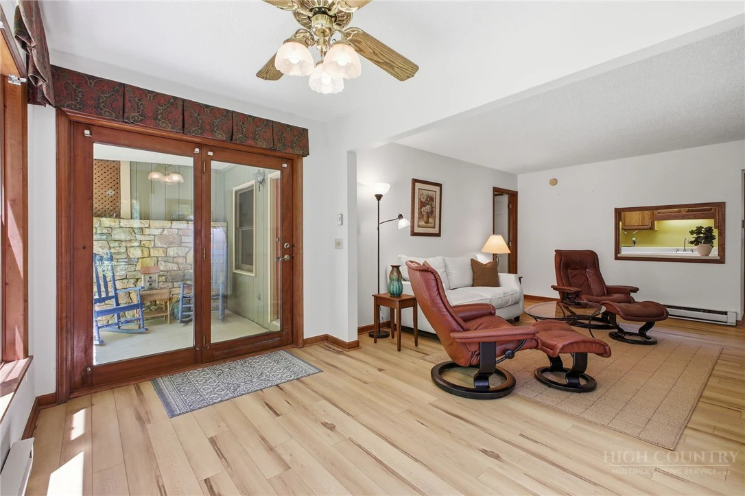 Image number 13 for the current listing