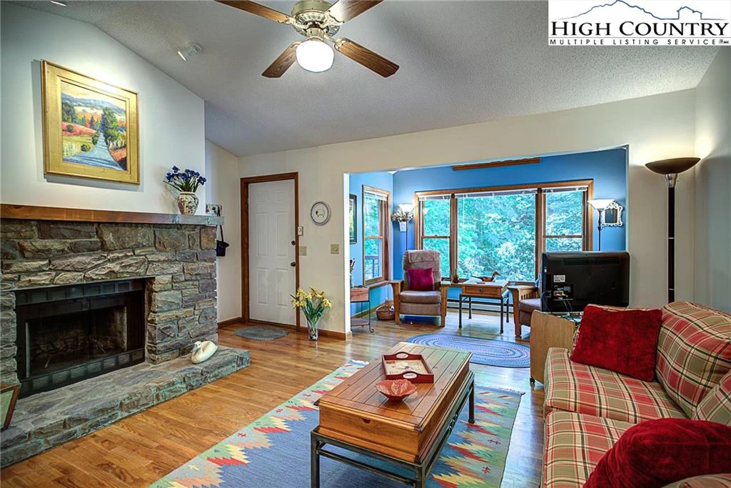 Image number 15 for the current listing