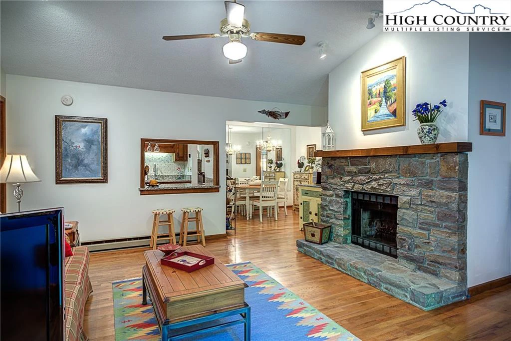 Image number 13 for the current listing