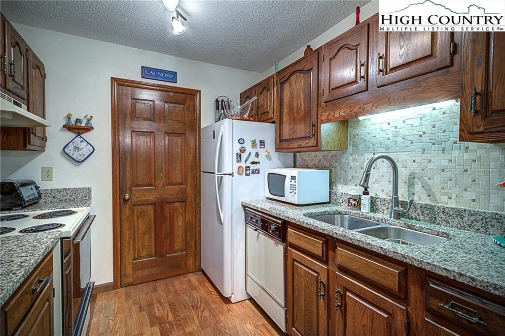 Image number 11 for the current listing