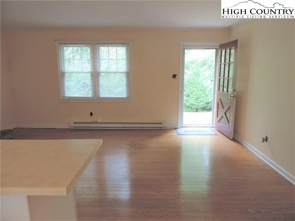 Image number 9 for the current listing