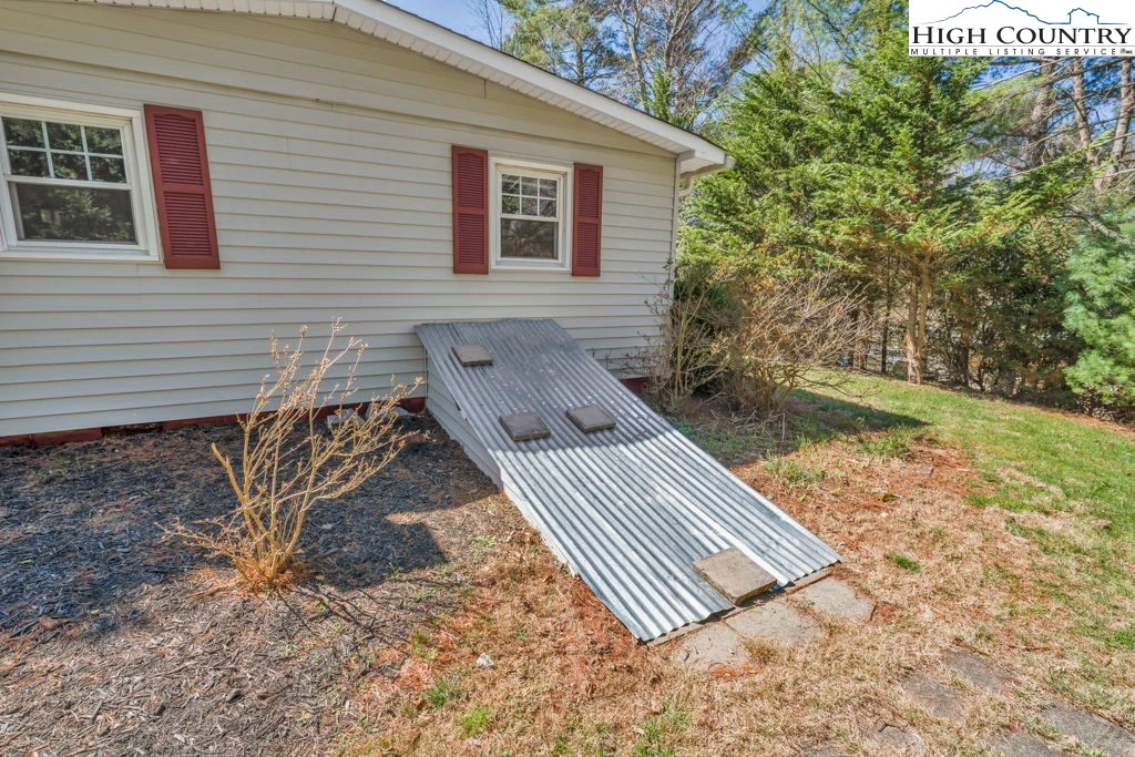 Image number 10 for the current listing