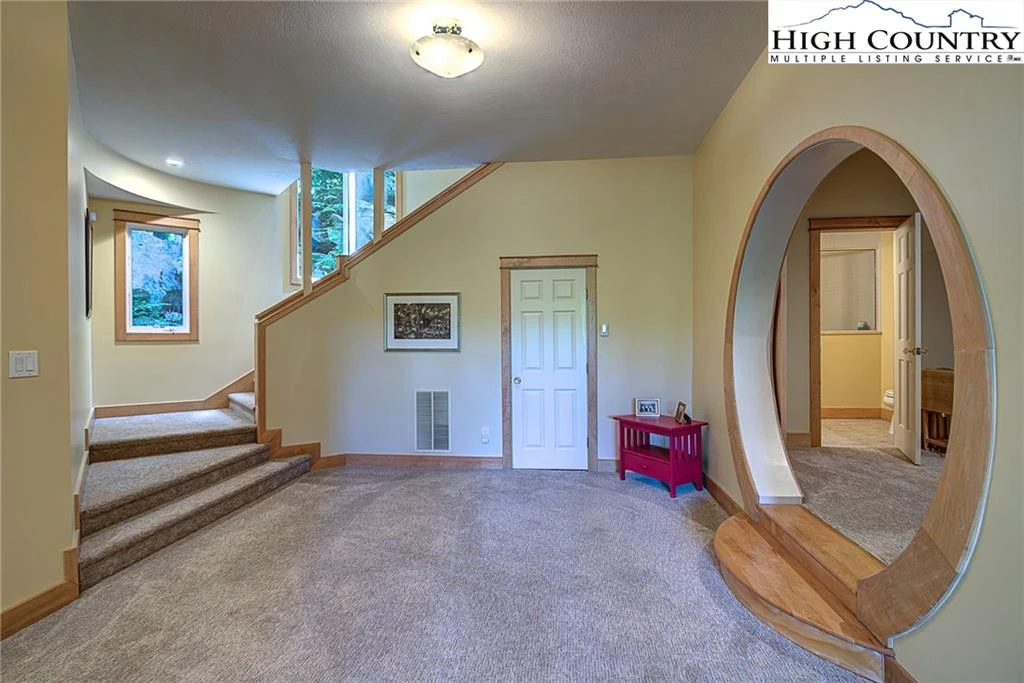 Image number 9 for the current listing