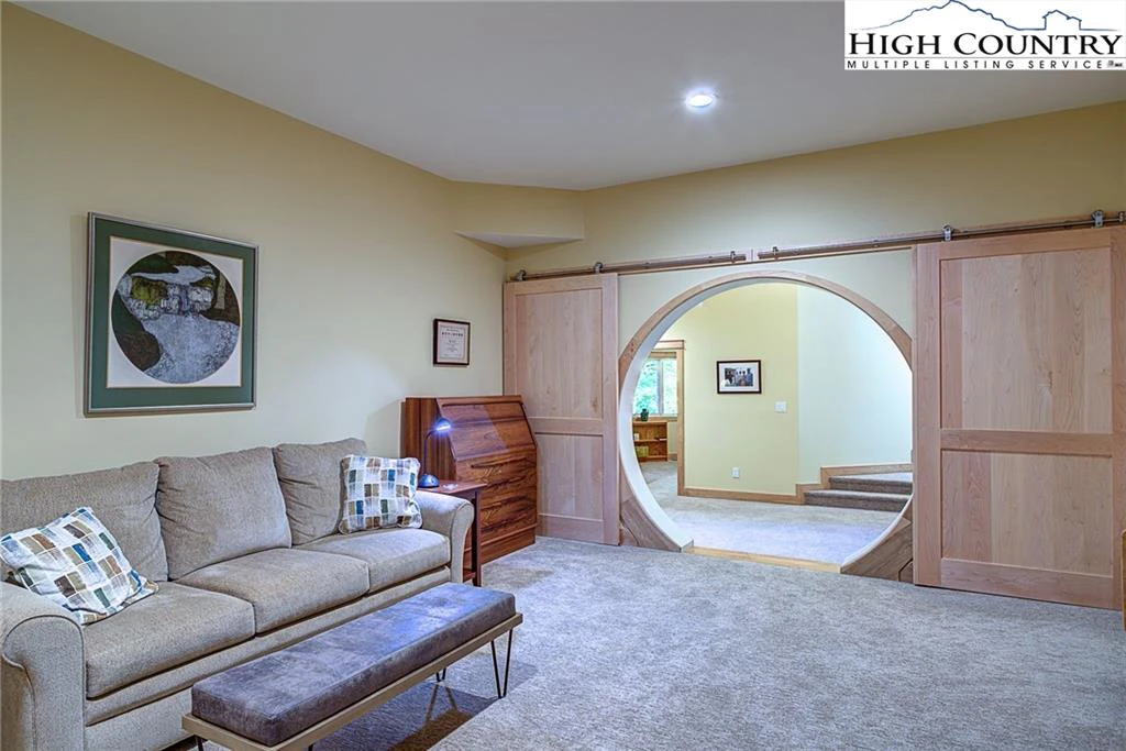 Image number 11 for the current listing