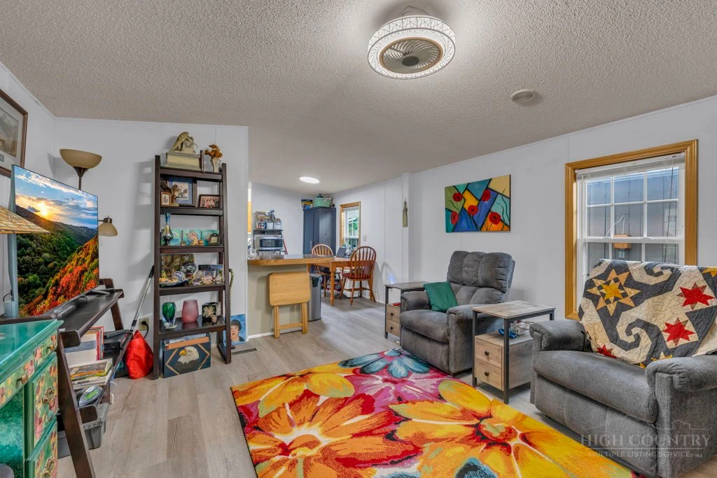 Image number 19 for the current listing
