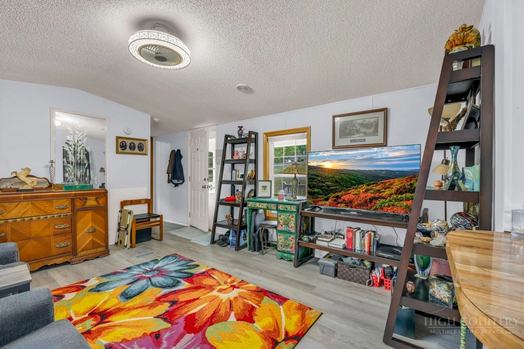Image number 18 for the current listing