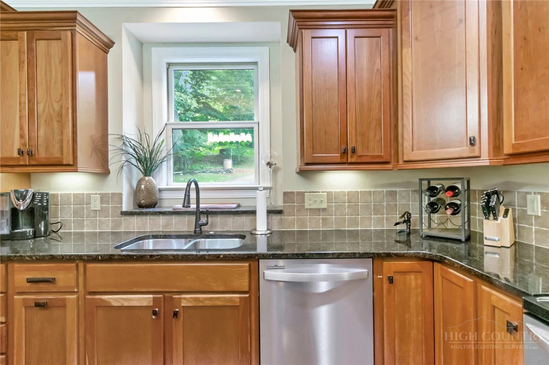 Image number 12 for the current listing