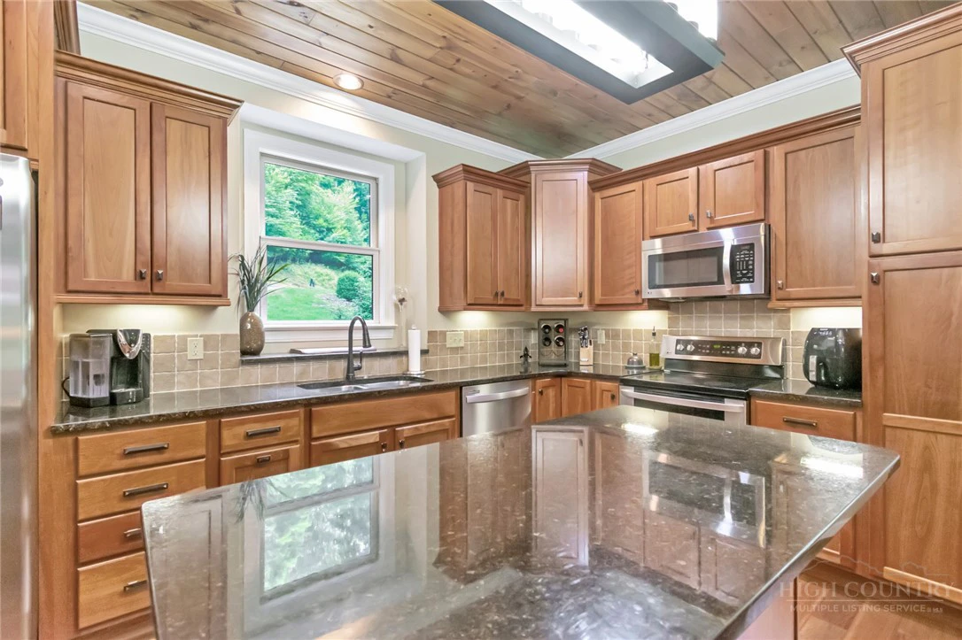 Image number 11 for the current listing