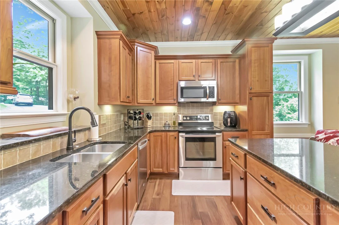 Image number 13 for the current listing