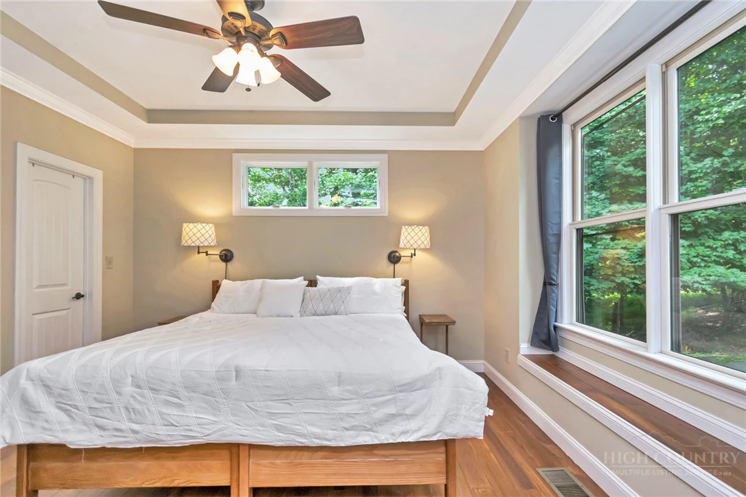 Image number 21 for the current listing