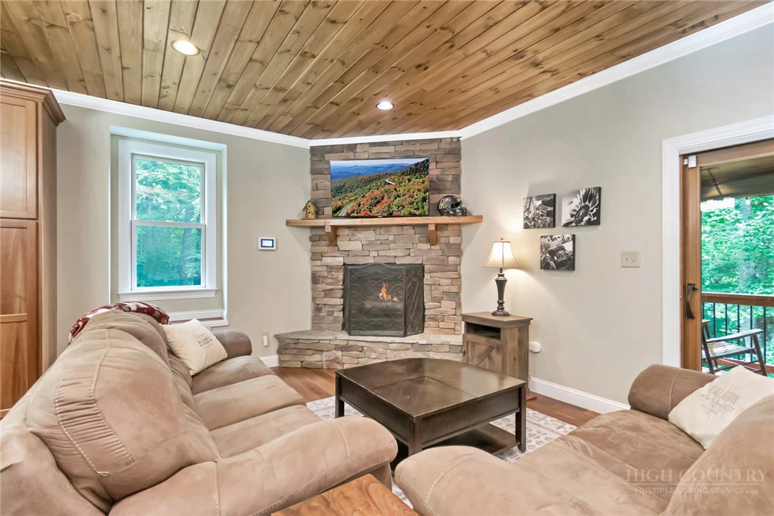 Image number 4 for the current listing