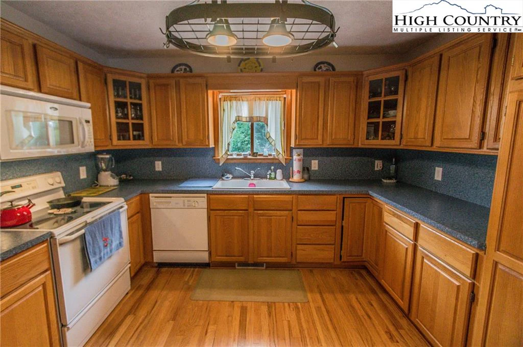 Image number 18 for the current listing