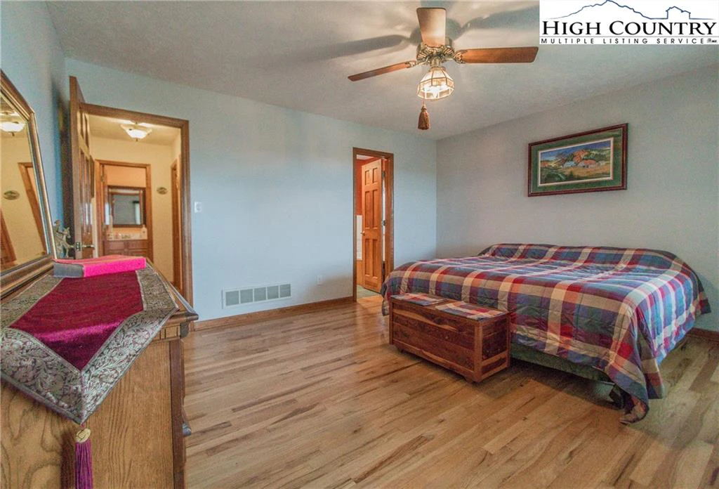 Image number 14 for the current listing