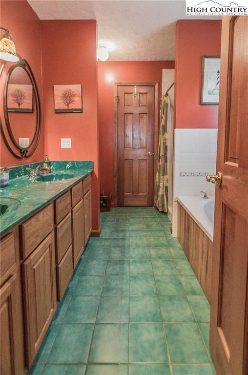 Image number 11 for the current listing