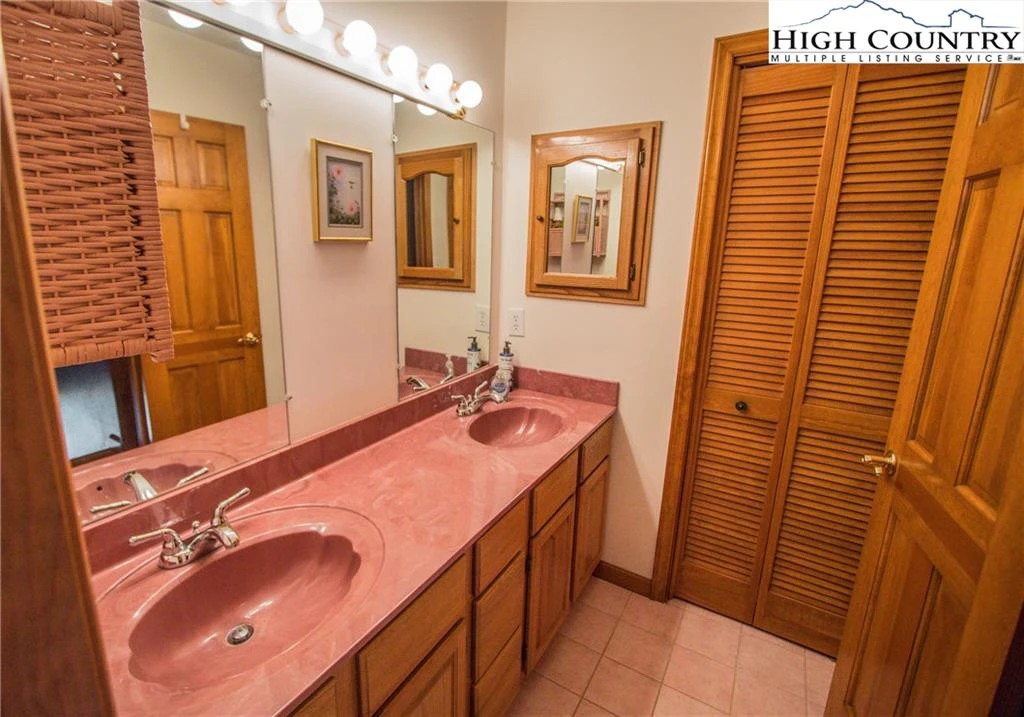 Image number 9 for the current listing