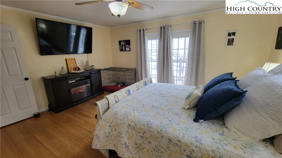 Image number 19 for the current listing