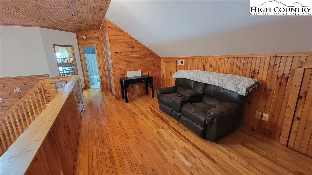 Image number 9 for the current listing