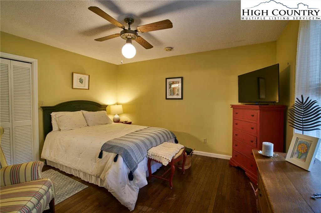 Image number 2 for the current listing