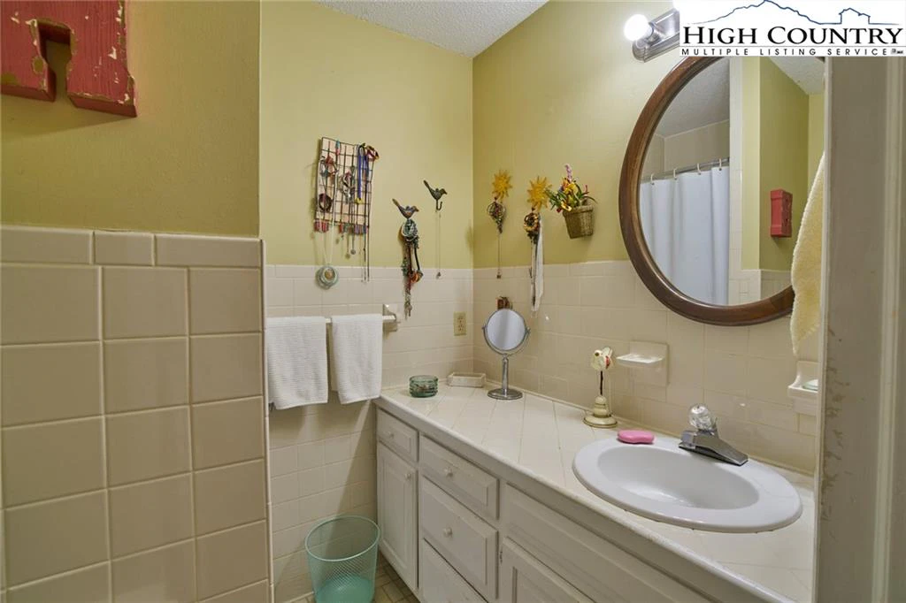 Image number 11 for the current listing