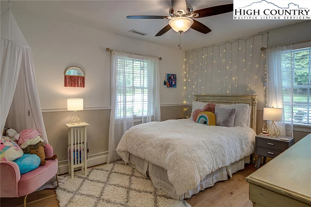 Image number 11 for the current listing