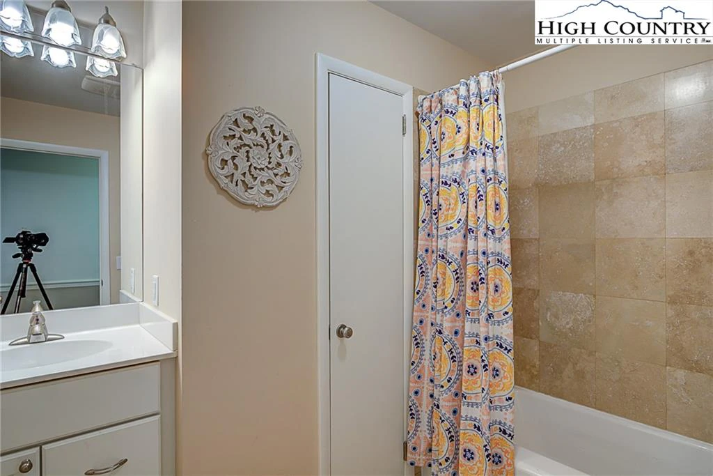 Image number 3 for the current listing