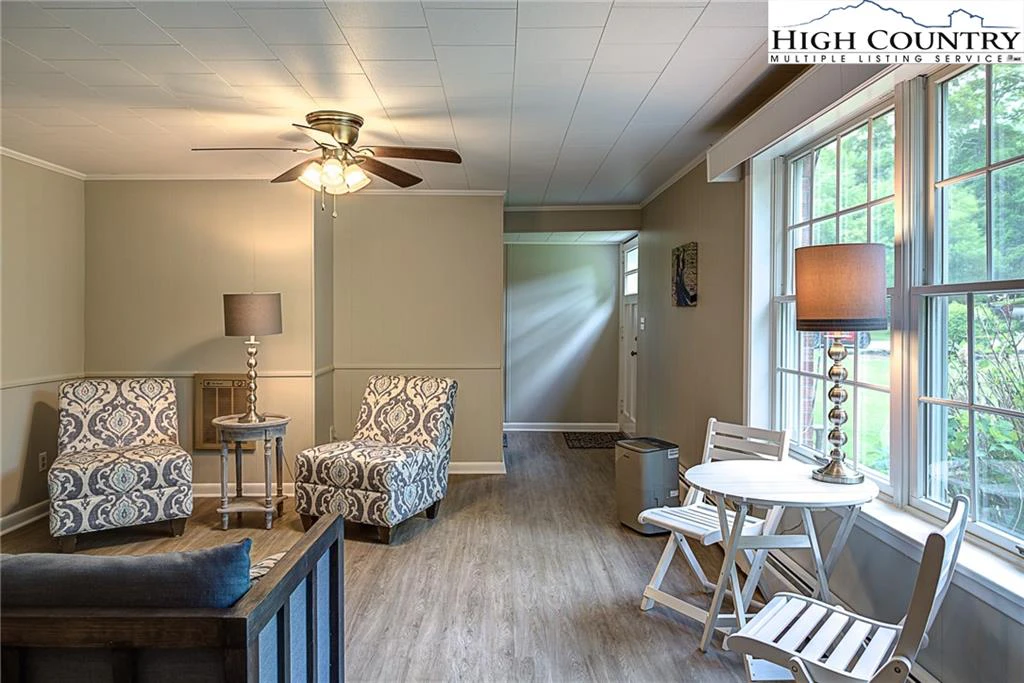 Image number 6 for the current listing