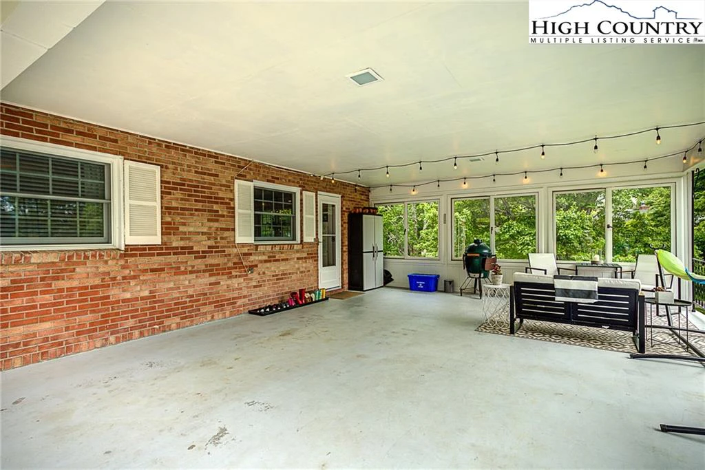 Image number 14 for the current listing
