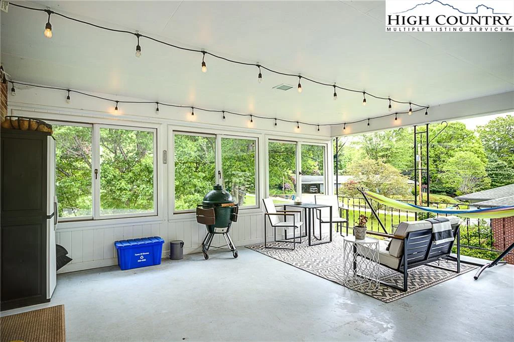 Image number 15 for the current listing