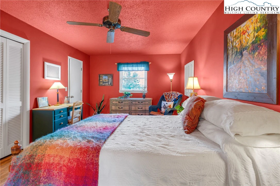 Image number 18 for the current listing