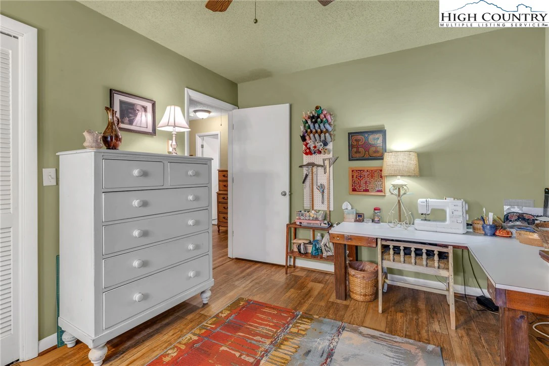 Image number 14 for the current listing