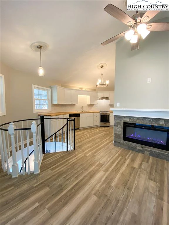 Image number 12 for the current listing