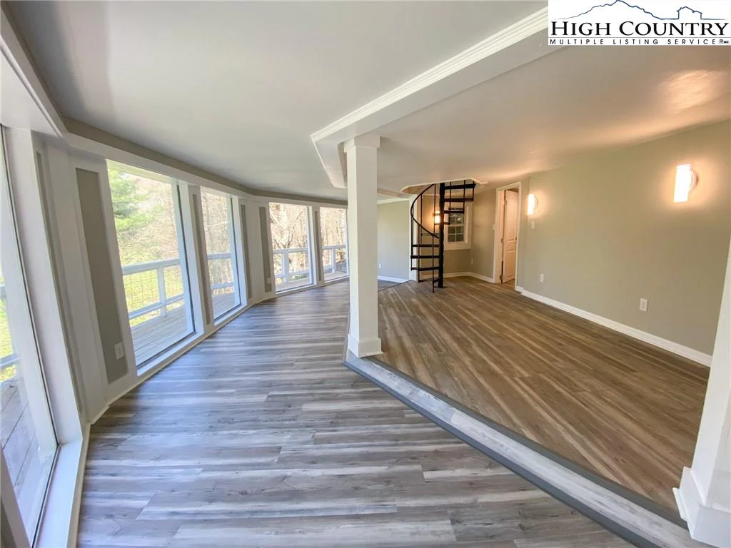 Image number 11 for the current listing