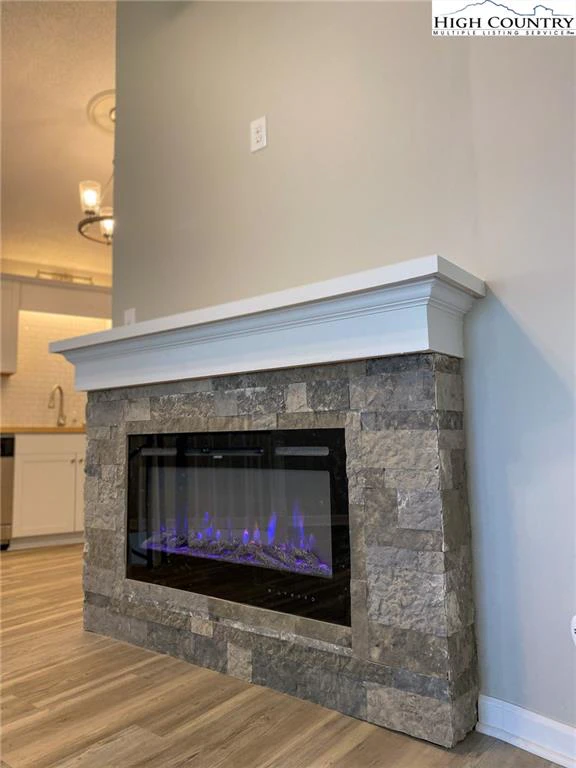 Image number 15 for the current listing