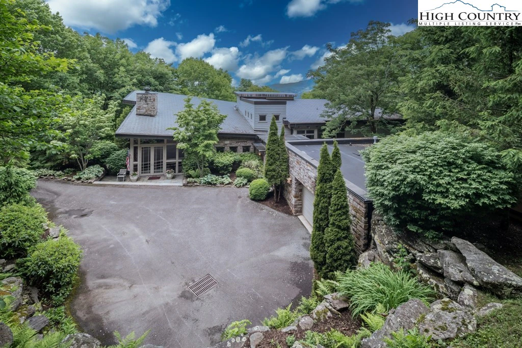 Image number 1 for the current listing