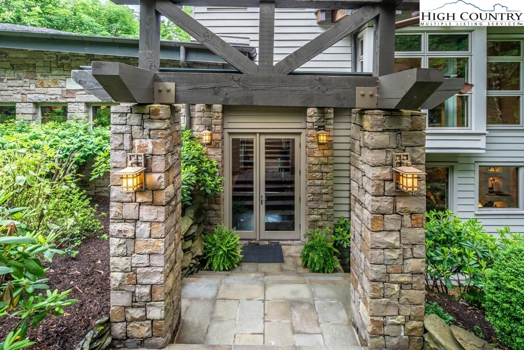 Image number 6 for the current listing