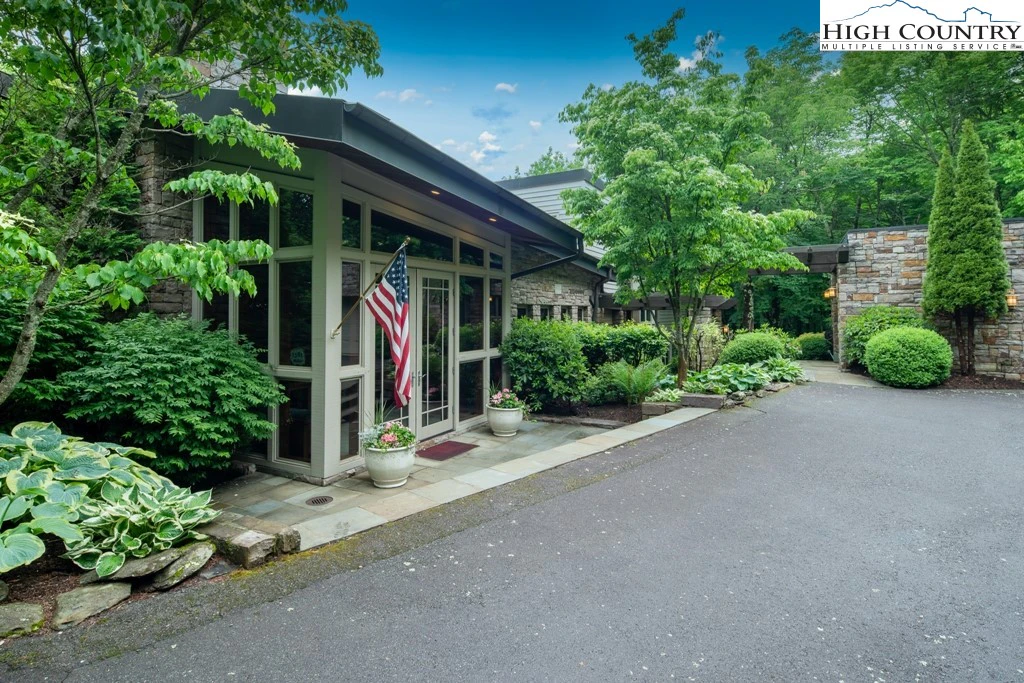 Image number 12 for the current listing