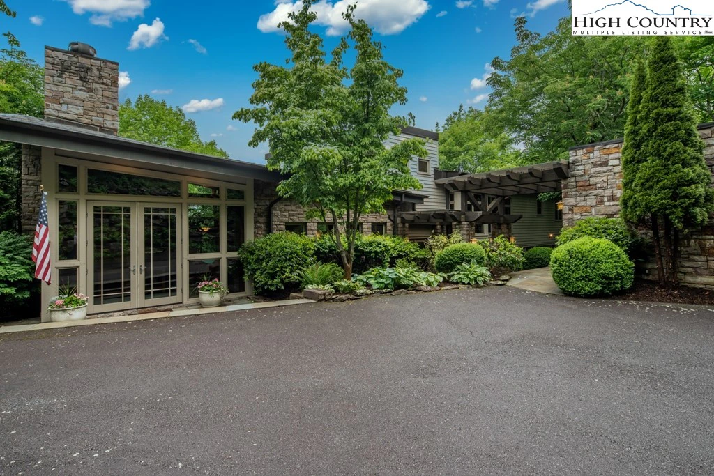 Image number 2 for the current listing
