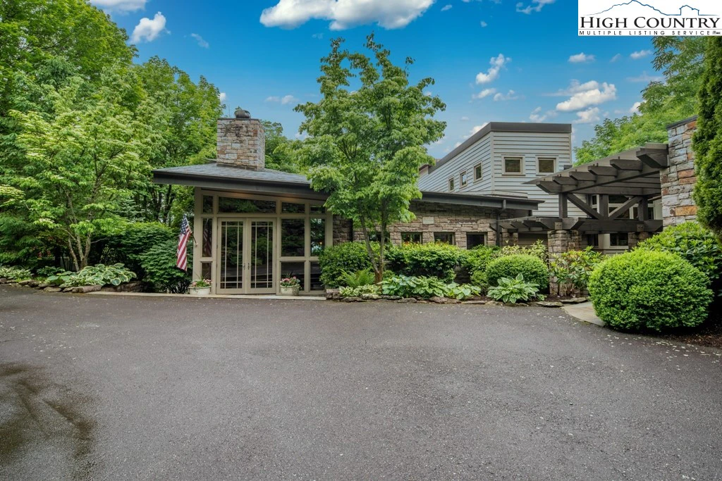 Image number 15 for the current listing