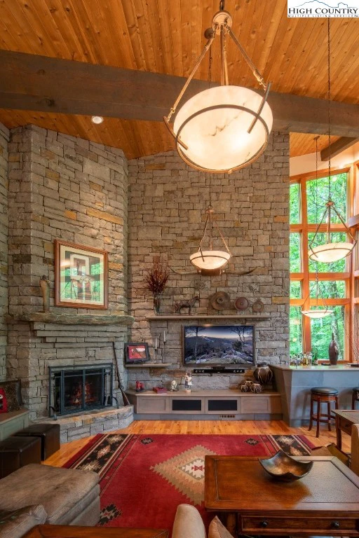 Image number 19 for the current listing
