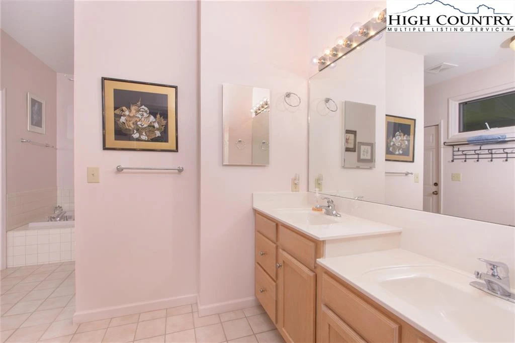 Image number 5 for the current listing