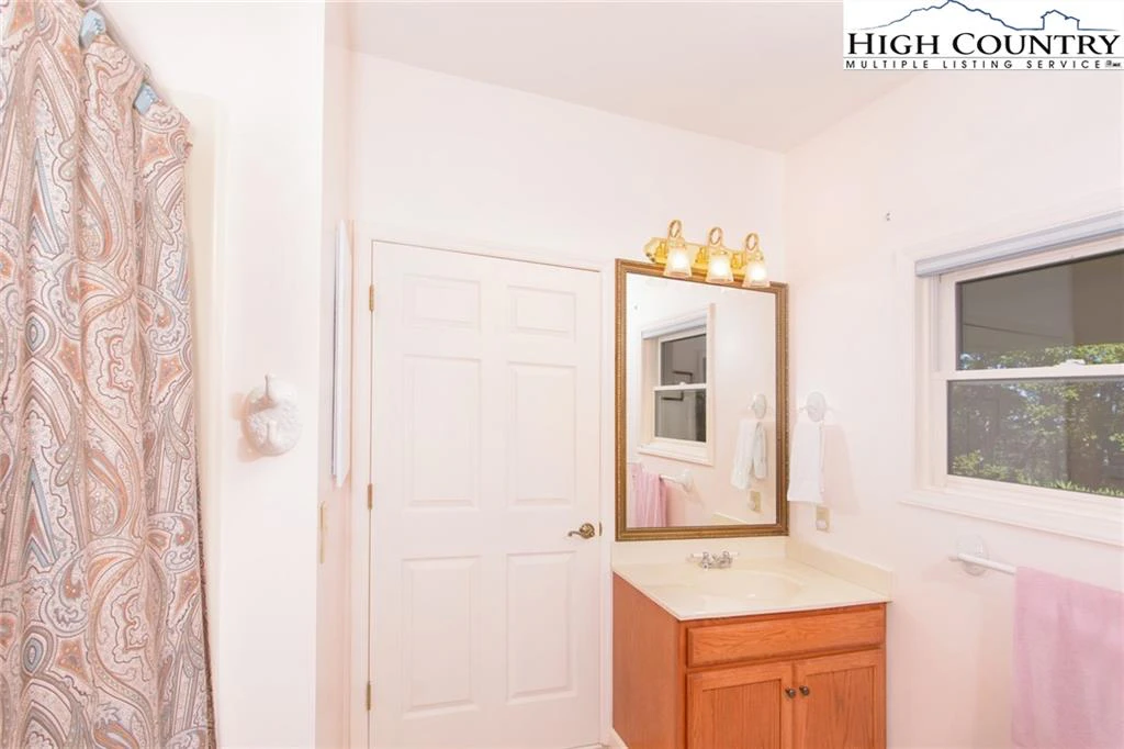 Image number 8 for the current listing