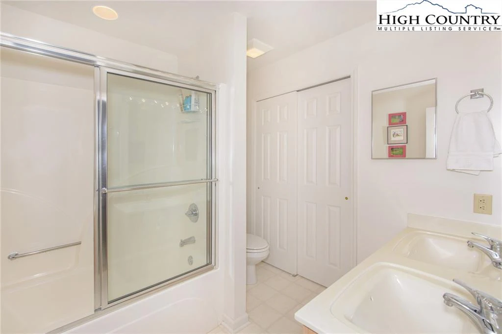 Image number 15 for the current listing